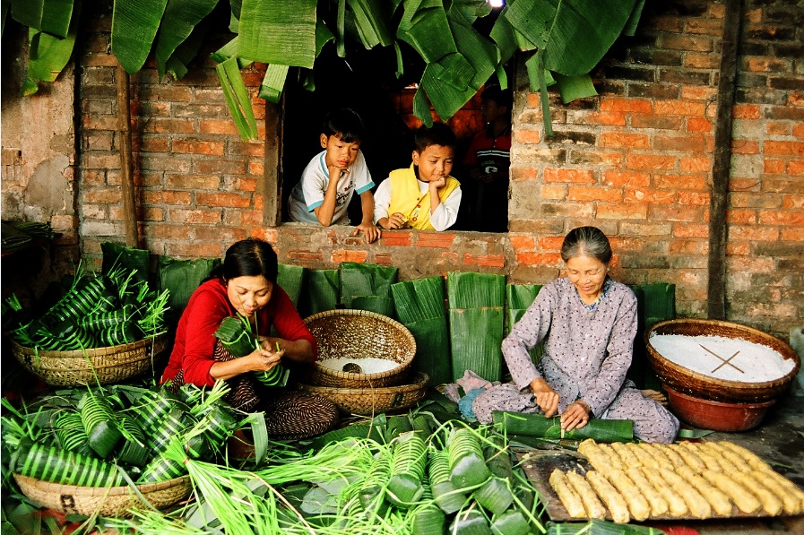 Vietnamesische Familie während der Vorbereitung auf das TET- Festival