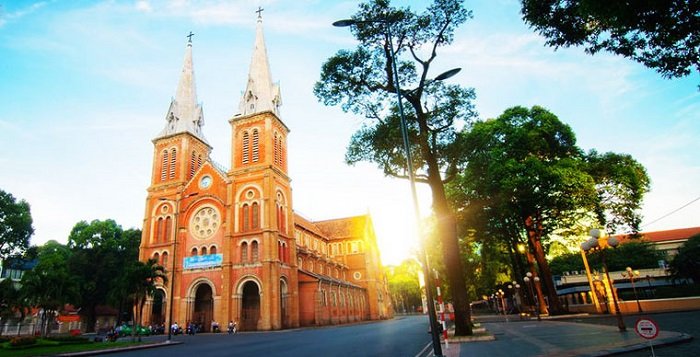 notre-dame-cathedral-saigon-travel-blog-vietnam
