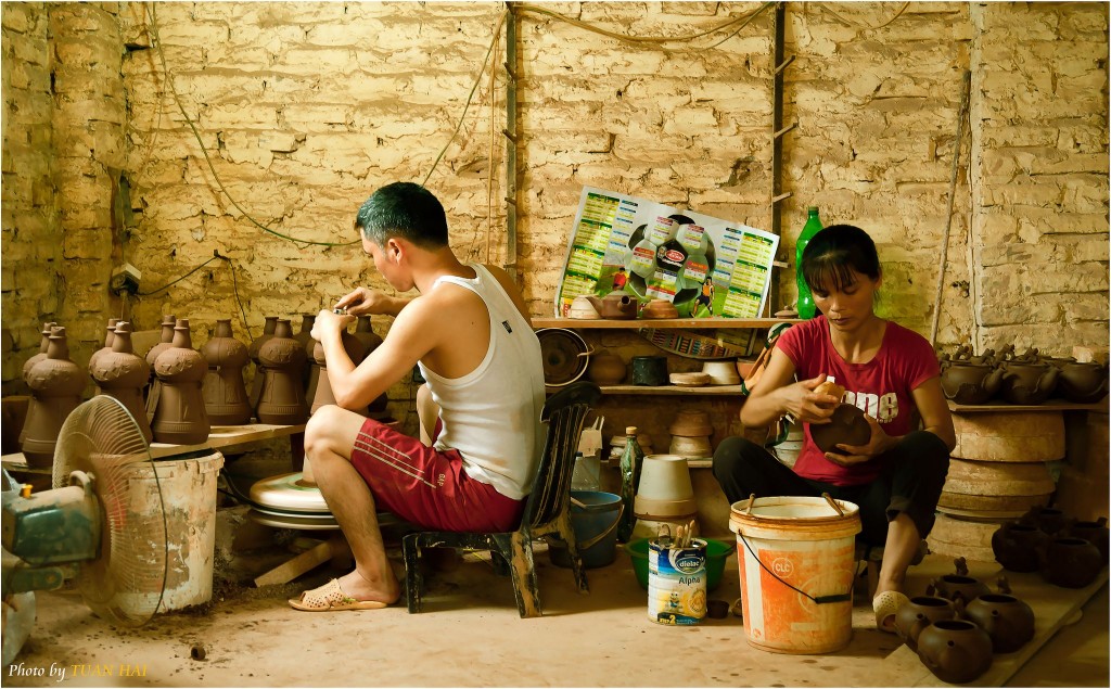 handwerker-aus-battrang-keramikdorf-hanoi