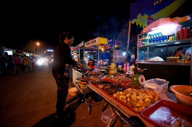 street-food-verkäuferin-in-phu quoc