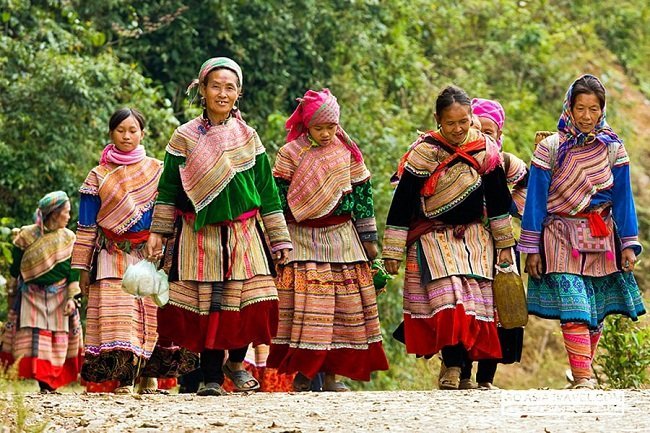 Auf den Bac Ha-Markt gehen schoene ethnische Frauen