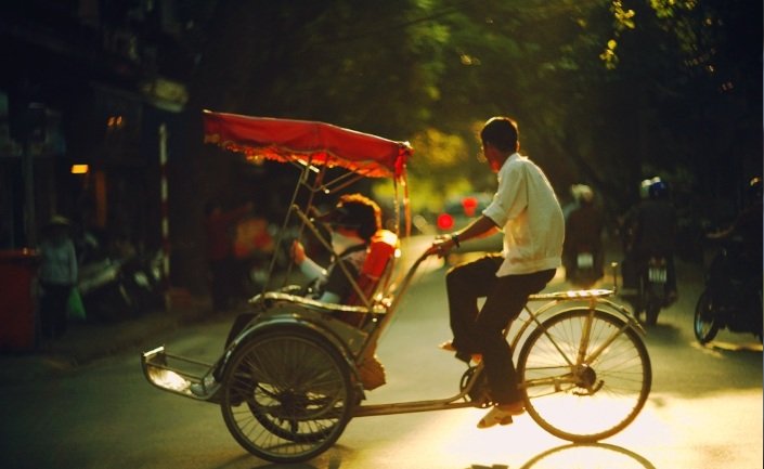Cyclo schiebt in Hanoi