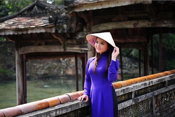 jeune-fille-vietnamienne-en-robe-traditionnelle3