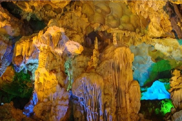 schöne-höhle-in-halong