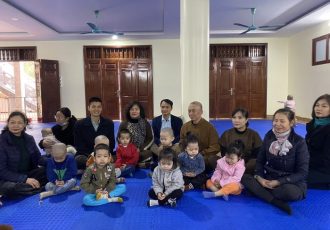 obdachlose-kinder-in-quang-phuc-pagode-hanoi