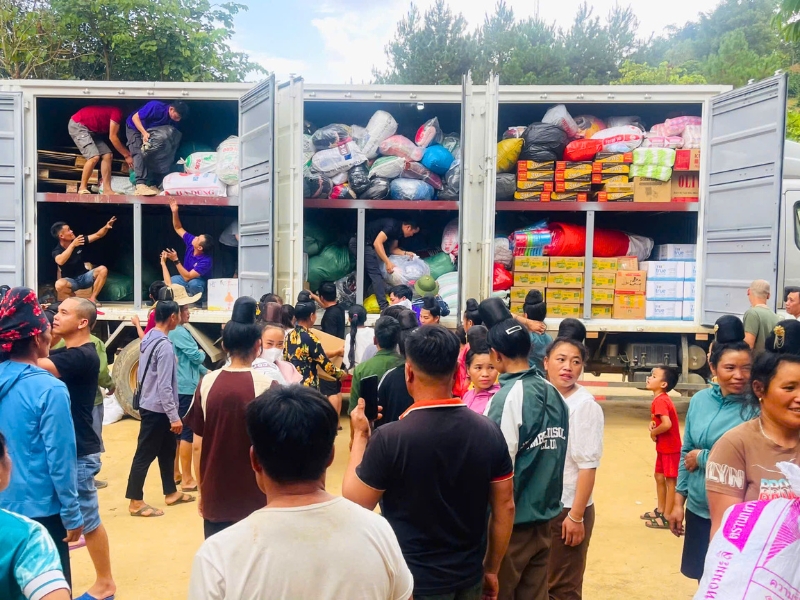 Container-LKWs fahren nach Hanoi und zurück, um die Notstandsgebiete zu versorgen.