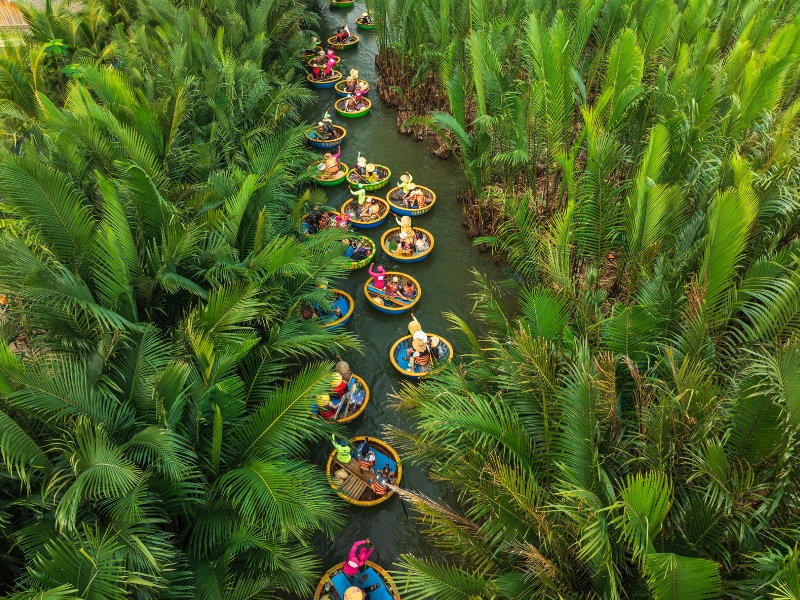 Explorer la forêt de cocotiers de Bay Mau en bateau-panier