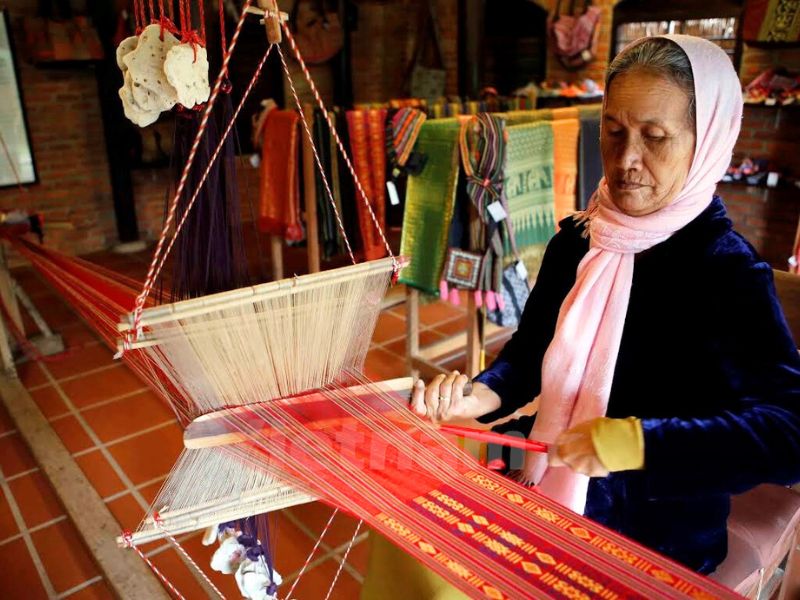 Les visiteurs ont la chance de rencontrer les artisans quand vous visitez le village de la soie de Van Phuc
