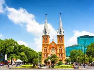 Die-Notre-Dame-Kathedrale-architektonisches-Symbol-der-Kolonialzeit-dominiert-das-Herz-von-Saigon