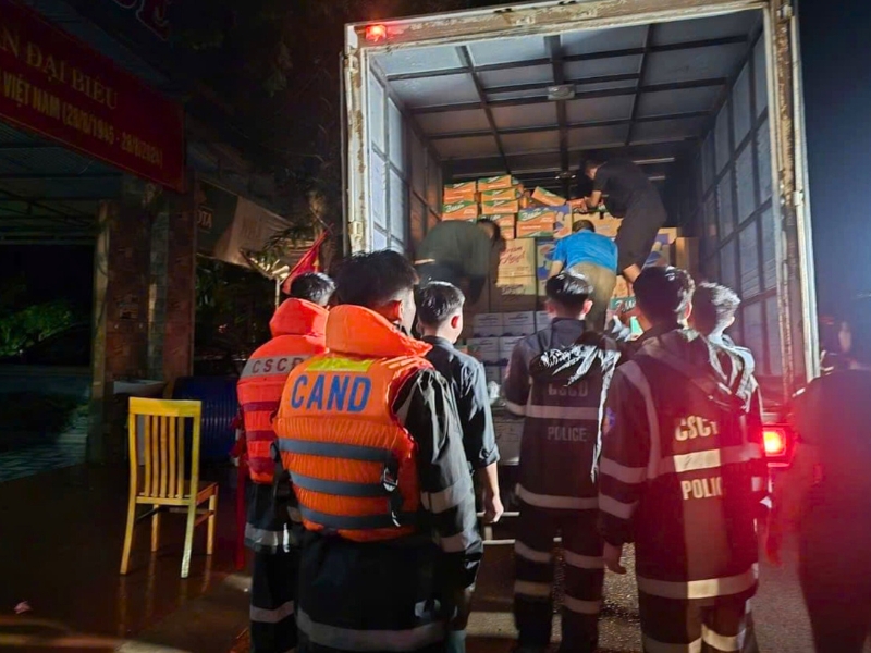 Merci aux agents de la police pour leur aide inlassable, jour et nuit, afin de livrer des produits de première nécessité aux habitants