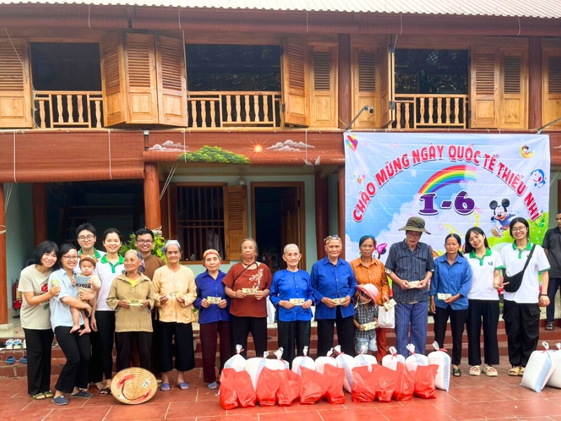 Verteilung von Geschenken an Bedürftige und Feier des Kindertages am 1. Juni in Diem Mạc, Thai Nguyên