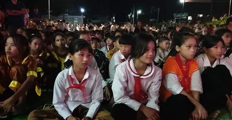 Organisation des Laternenfestes und Einweihung der humanitären Brücke Nâm Duây, Provinz Bac Kan