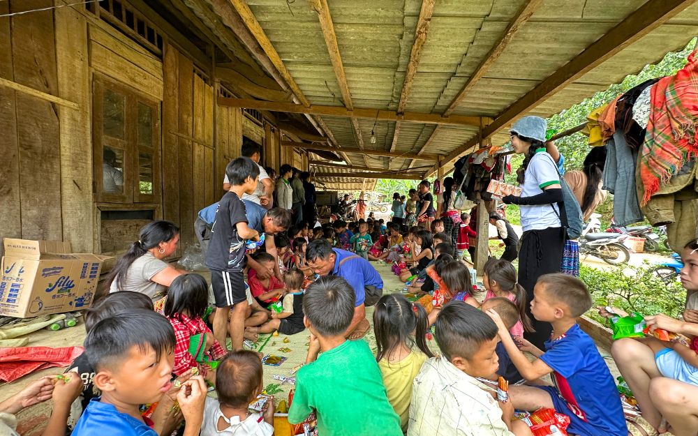 Les enfants Hmong s’amusent à faire la fête en mangeant des bonbons et des gâteaux