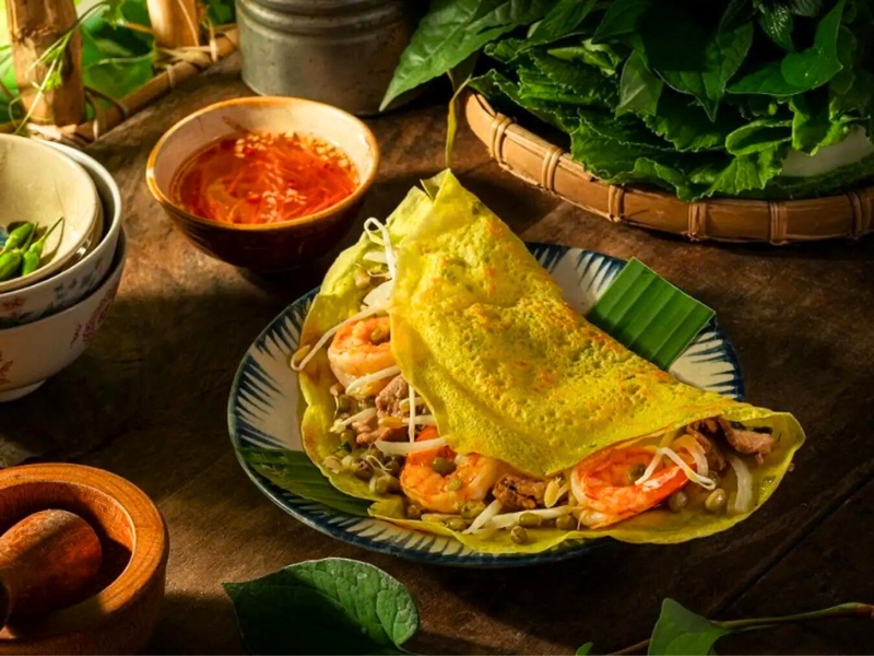 En croquant dans un bánh xèo croustillant, parfumé aux crevettes et à la viande, vous n’oublierez jamais cette saveur irrésistible.
