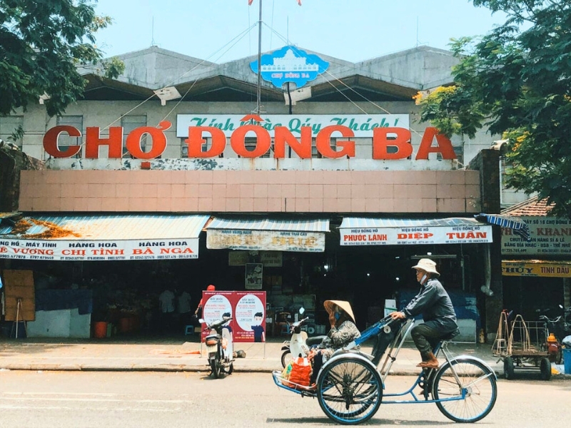 Au marché de Dông Ba, découvrez l’essence de Hué à travers ses produits locaux et sa gastronomie authentique.