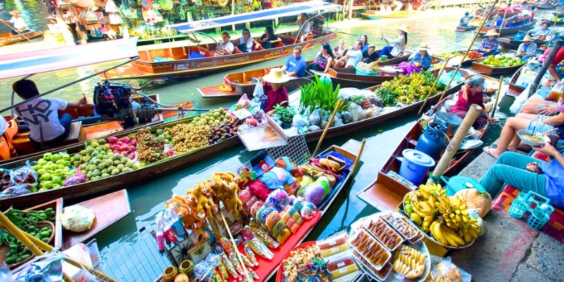 Au marché flottant de Cai Rang, imprégnez-vous du charme du Mékong tout en savourant des produits frais.