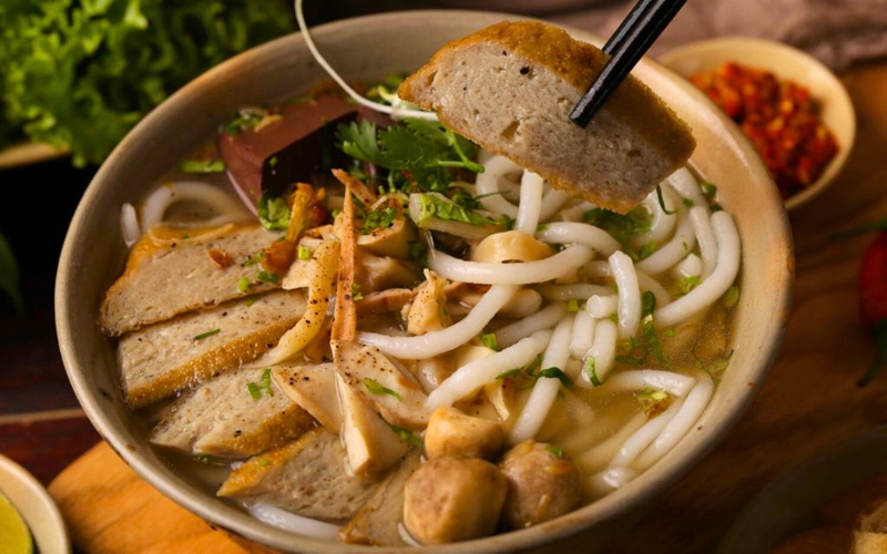 Dicke Nudelsuppe mit Fischpaste