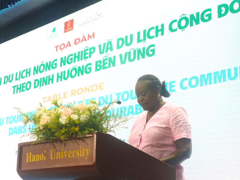 Frau Adjara Diouf, Koordinatorin des OIF-Projekts „Förderung des nachhaltigen Tourismus“, sprach bei der Gesprächsrunde am 10. Oktober in Hanoi