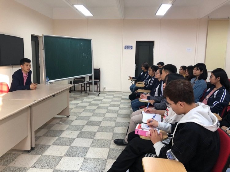 Gespräch von Ta Duy Bau, Direktor von Horizon Vietnam Travel, mit dem frankophonen Reiseclub La Route des Découvertes (ULIS – VNU Hanoi)
