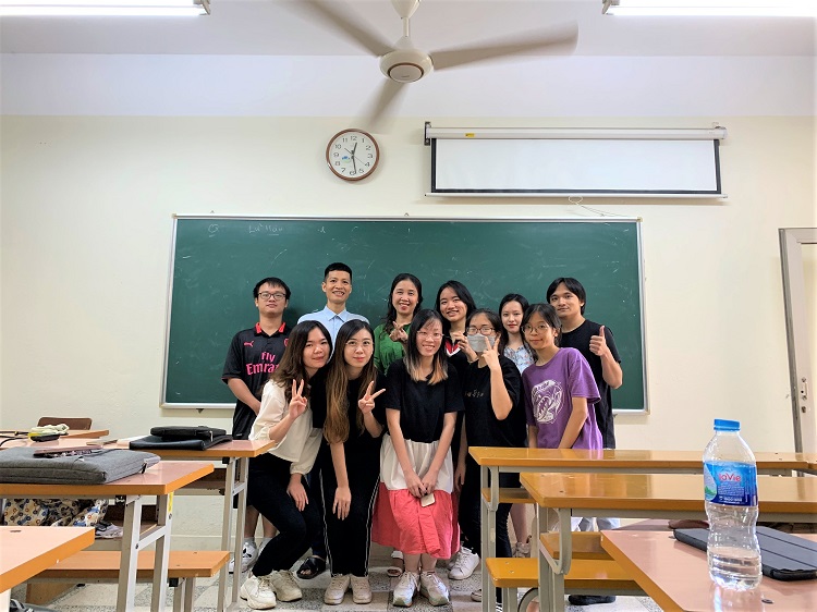 Die Studierenden und Herr Ta Duy Bau – Direktor von Horizon Vietnam im Kurs Reisemanagement