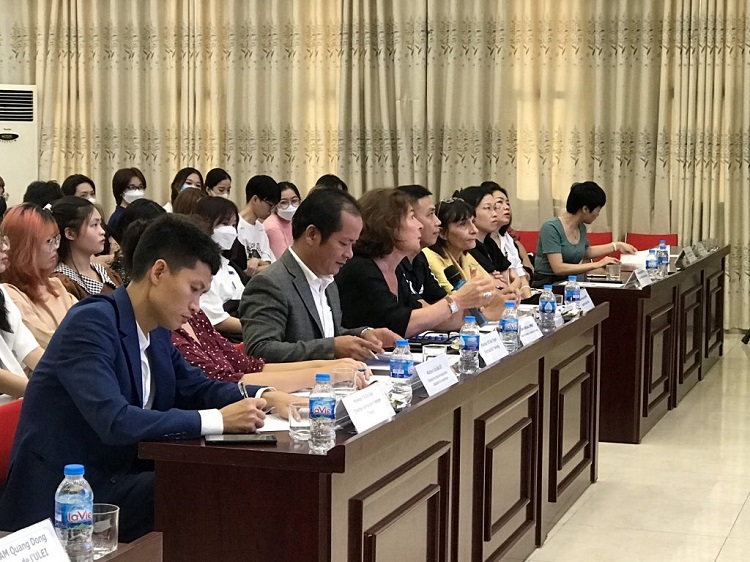 Herr Ta Duy Bau (erster Mann) – Direktor von Horizon Vietnam Travel in der Wettbewerbsjury