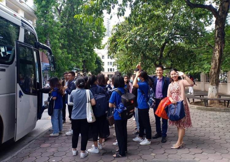 Frau Nguyen Thu Ha, Herr Ta Duy Bau und zwei Studierende der Klassen 18F3.DL1 und 18F4.DL2 hatten vor der Exkursion ihren Spaß