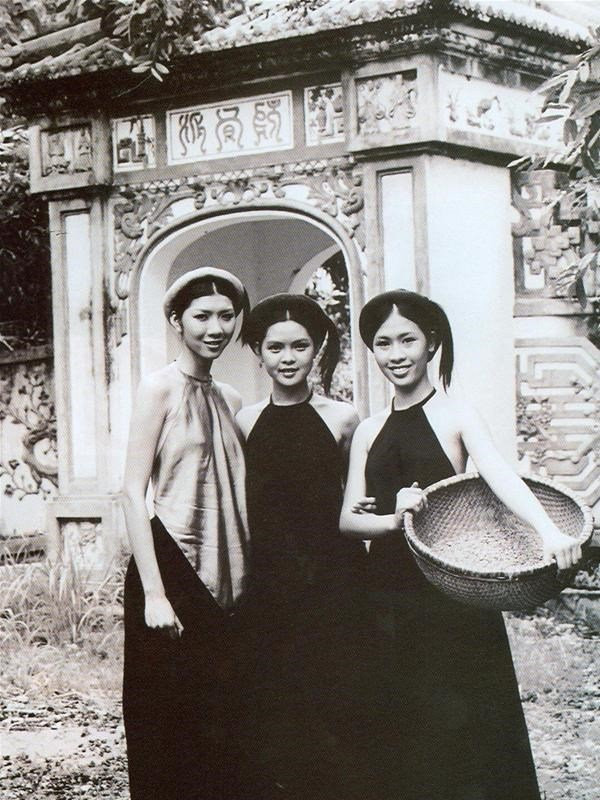 Die traditionelle vietnamesische Tracht „Ao Yem“