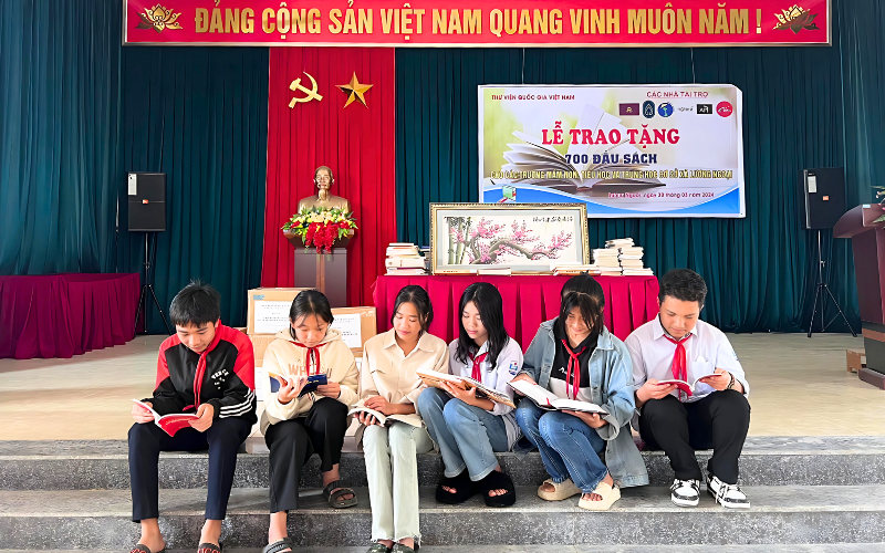 Buecherspende fuer Schulen in Luong Ngoai, Bezirk Ba Thuoc, Thanh Hoa