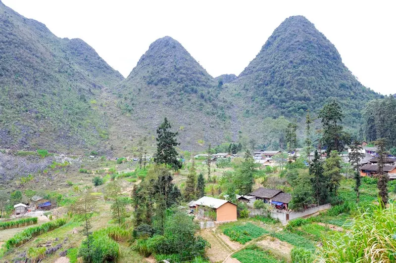 yen minh grüne Täler zwischen den Bergen