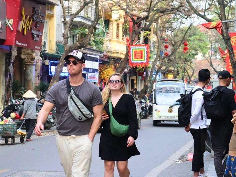 Belebte Gassen im Altstadtviertel von Hanoi, ideal zum Erkunden zu Fuß
