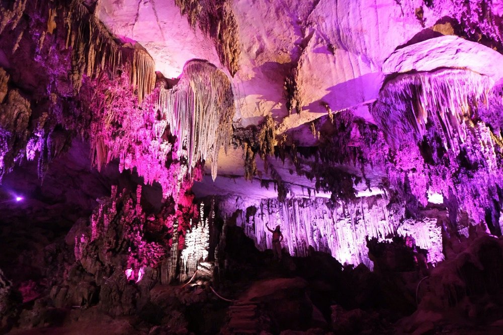 Beleuchtete Stalaktiten der Hua-Ma-Höhle