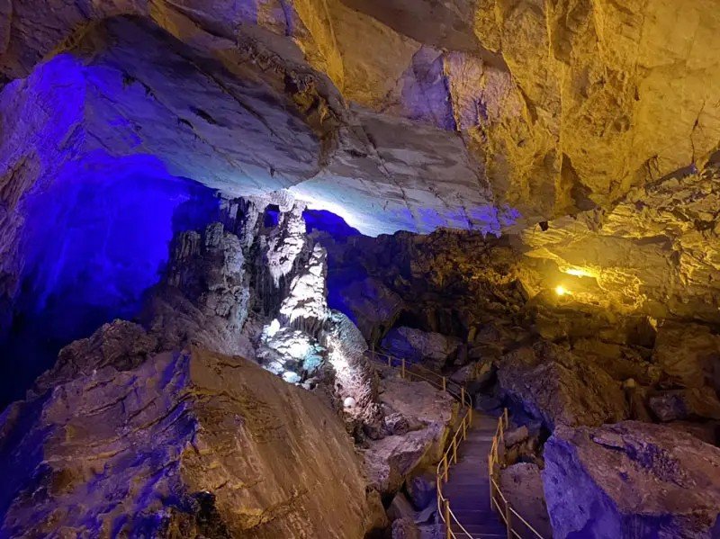 Beleuchteter weiter Innenraum der Hua-Ma-Höhle