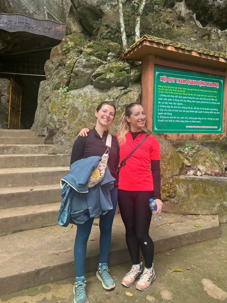 Besucher am Eingang der Hua-Ma-Höhle