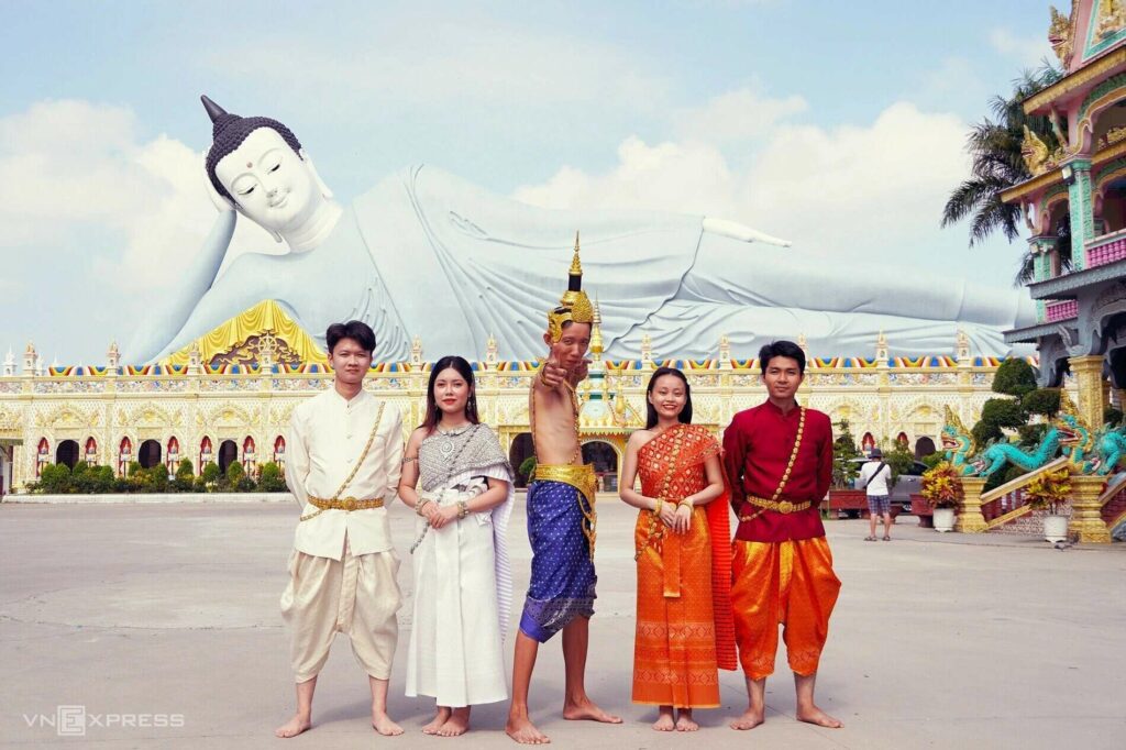 Besucher in traditioneller Khmer-Tracht vor der Som-Rong-Pagode