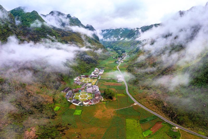Das Dorf Pa Vi am Fuß des Ma-Pi-Leng-Passes
