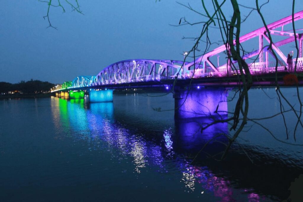 Beleuchtete Truong-Tien-Brücke bei Nacht über dem Parfümfluss