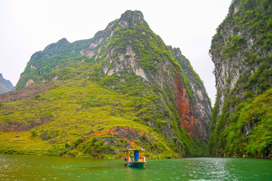 Der Fluss Nho Que schlängelt sich zwischen den Bergen von Ha Giang