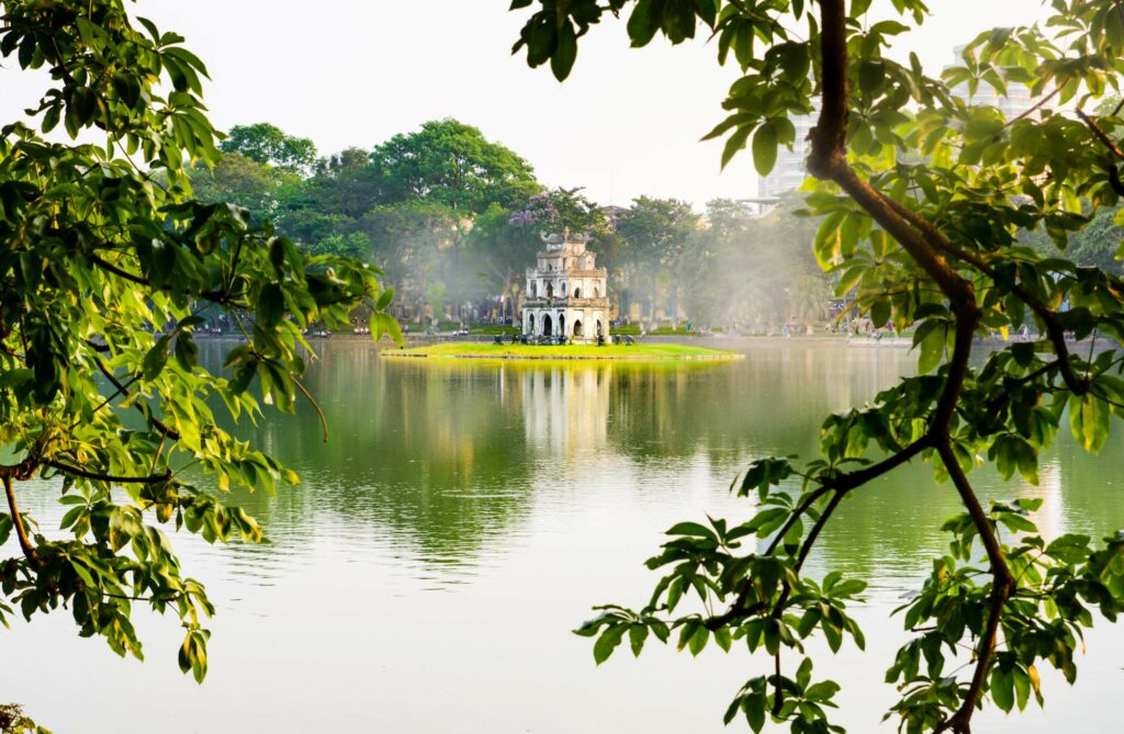Der Hoan-Kiem-See in Hanoi, eine ideale Kulisse während der besten Reisezeit