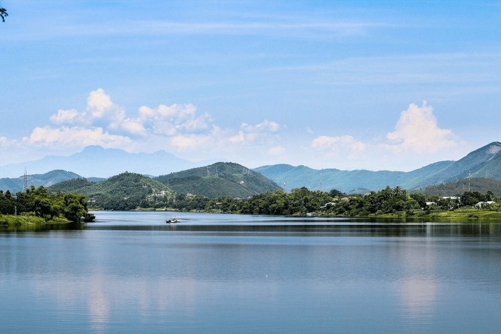 Landschaft am Parfümfluss mit einem Boot
