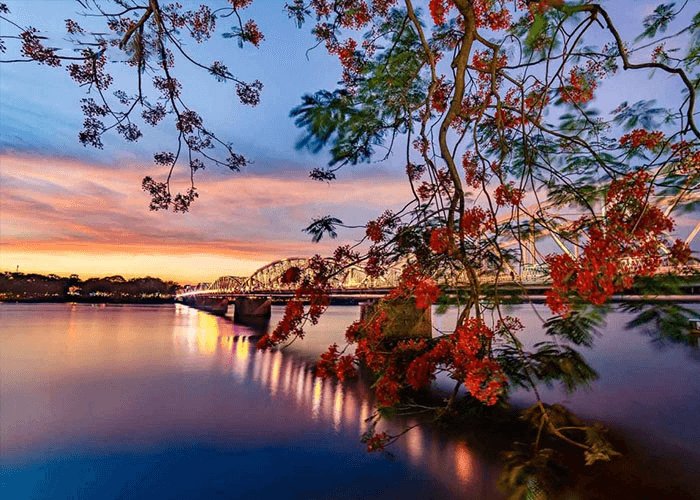 Sonnenuntergang über dem Parfümfluss in Hue