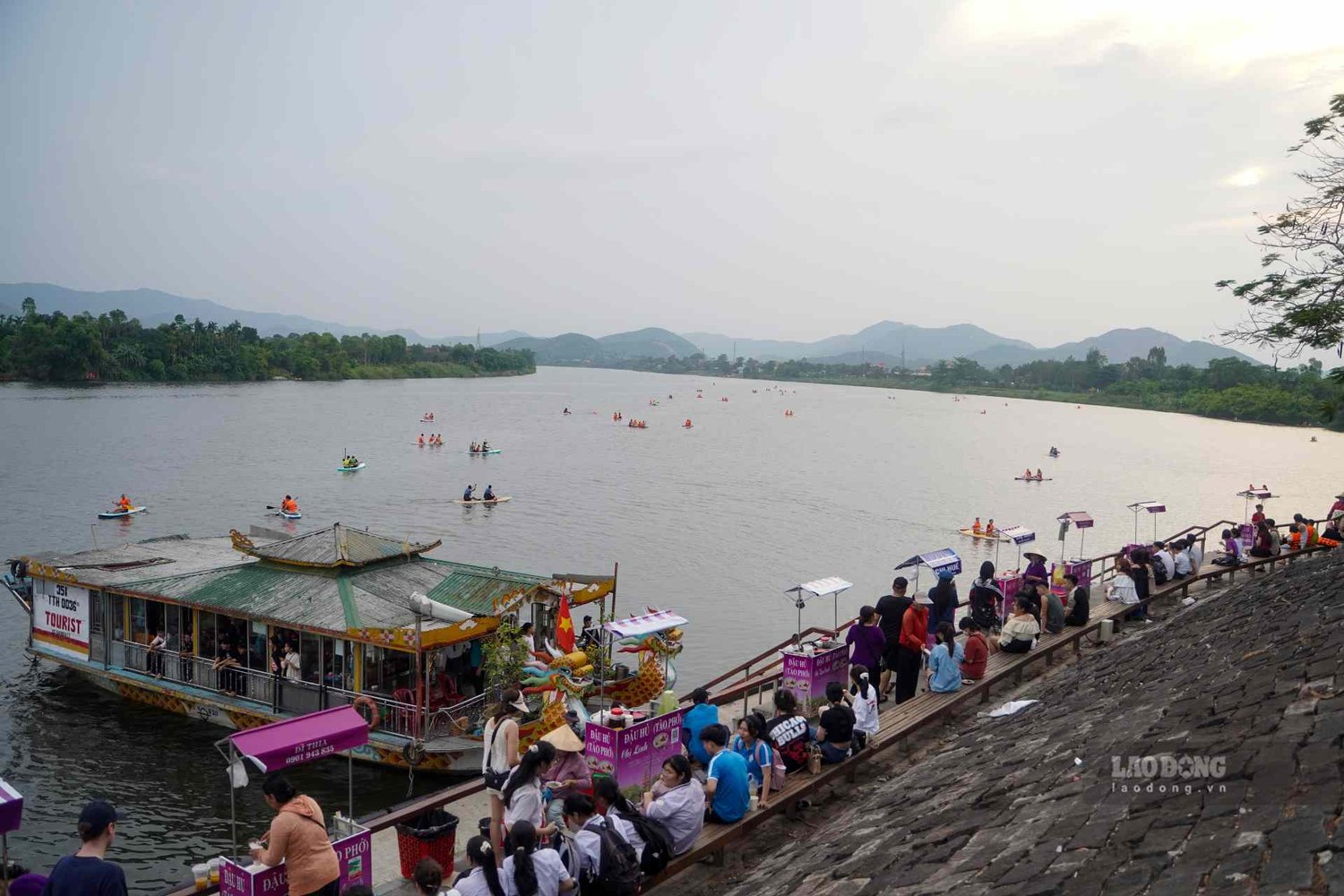 Drachenboot auf dem Parfümfluss zur Thien Mu Pagode