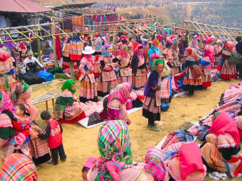 Lebhafte Szene auf dem Cao Son-Markt – ethnische Märkte in Sapa