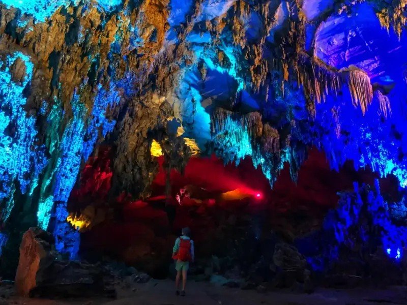Farbige Beleuchtung in der Hua-Ma-Höhle