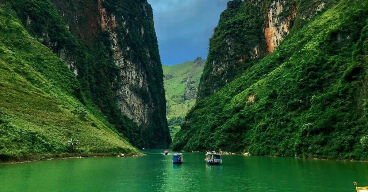 Felswände des Tu-San-Canyons über dem Fluss Nho Que