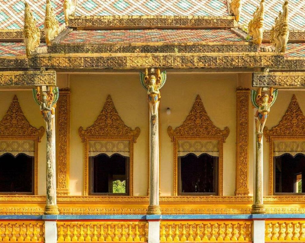 Detail des Khmer-Dachs mit Naga-Motiven