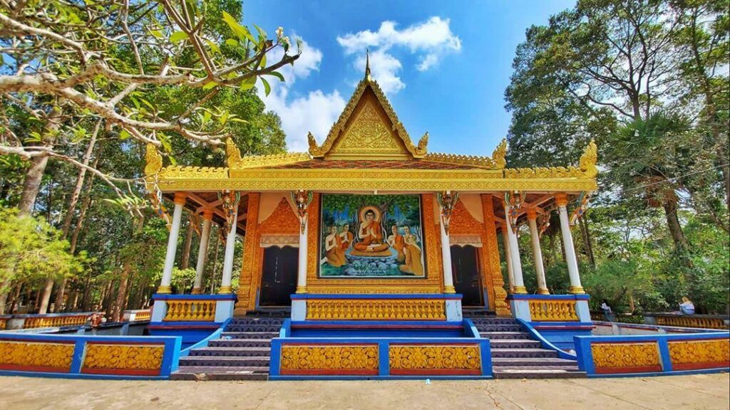 Hauptsanktuarium der Pagode mit reich verziertem goldenem Dach