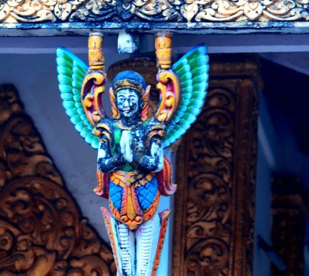 Kemnar-Figur, geschnitzt auf einer Säule des Sanktuariums, in einladender Haltung