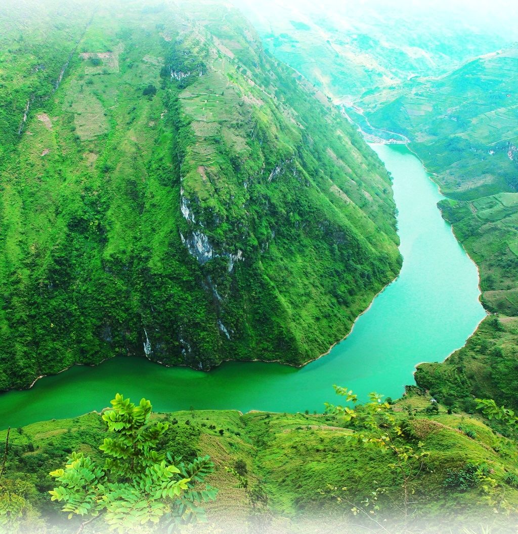Fluss Nho Que in Ha Giang aus der Vogelperspektive, Smaragdmäander