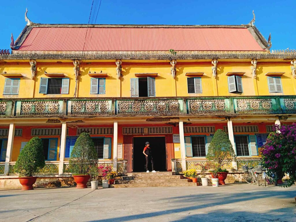 Gelbes Gebäude am Haupteingang der Som-Rong-Pagode in Soc Trang