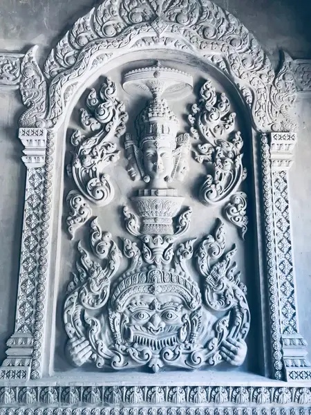 Geschnitztes Flachrelief, das die traditionelle Khmer-Kunst der Som-Rong-Pagode zeigt